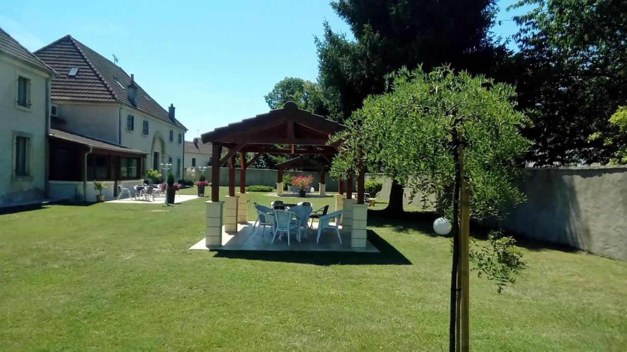 Le Domaine Des Papillons Beaujeu-Saint-Vallier-et-Pierrejux Exterior foto