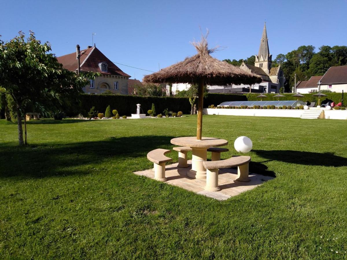Le Domaine Des Papillons Beaujeu-Saint-Vallier-et-Pierrejux Exterior foto