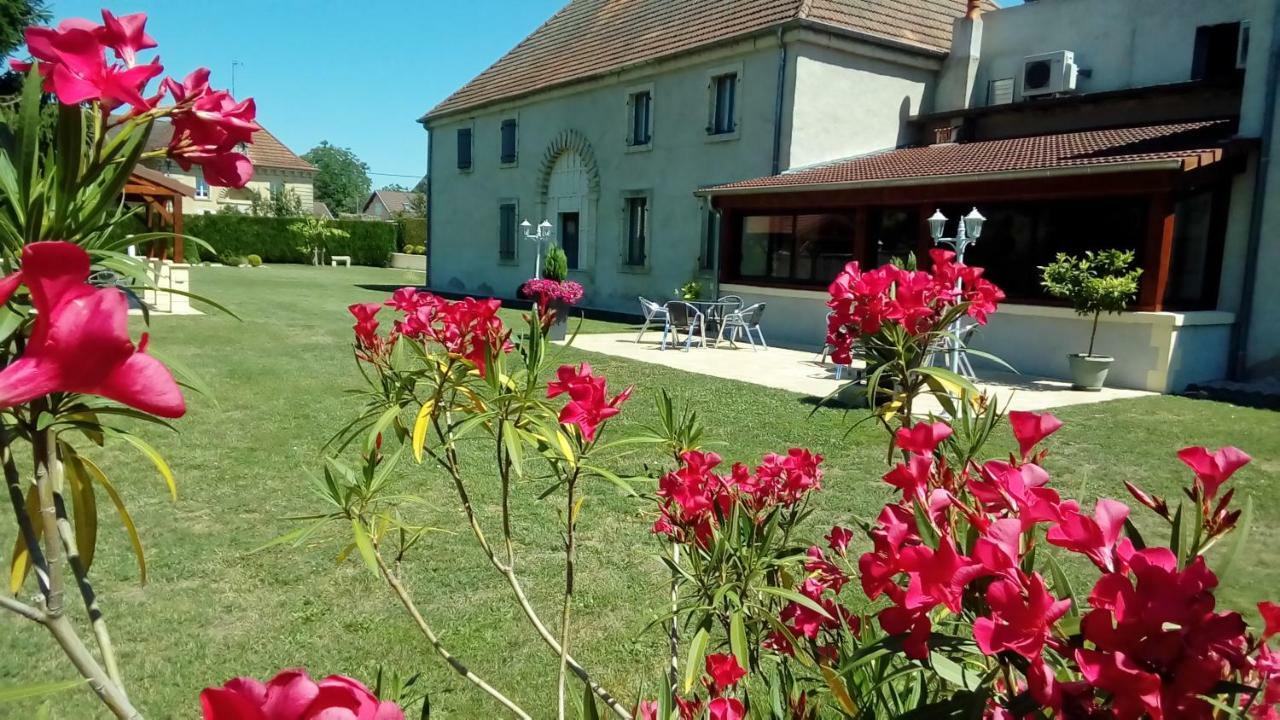 Le Domaine Des Papillons Beaujeu-Saint-Vallier-et-Pierrejux Exterior foto